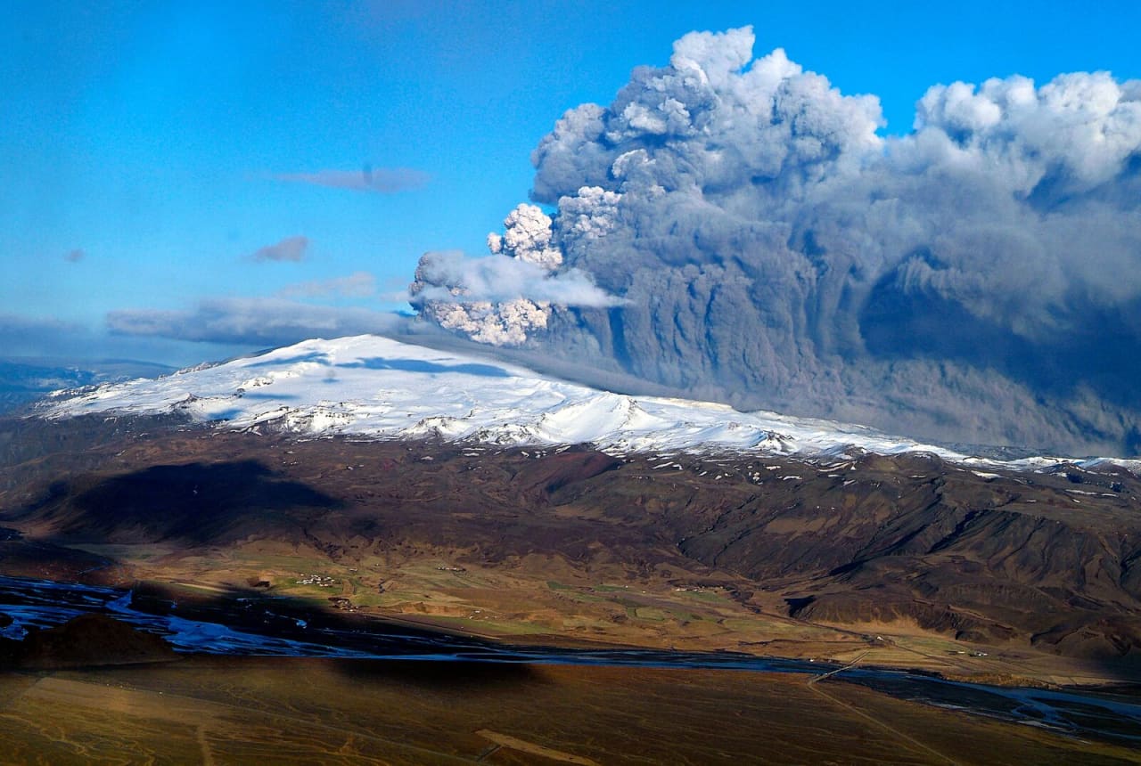 Private Eyjafjallajökull Glacier Super Jeep Tour and snowmobile DAY Tour, photo 10 of 17