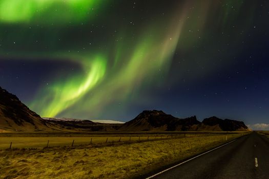 Northern Lights in Mini Bus with Local Pastries, Hot Chocolate, and Photos — photo 7