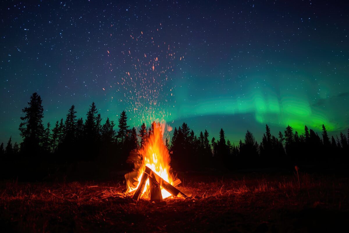 Aurora hunt with campfire, thermal suits & marshmallows — photo 4
