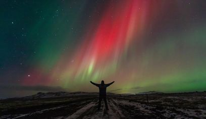Northern Lights in Mini Bus with Local Pastries, Hot Chocolate, and Photos