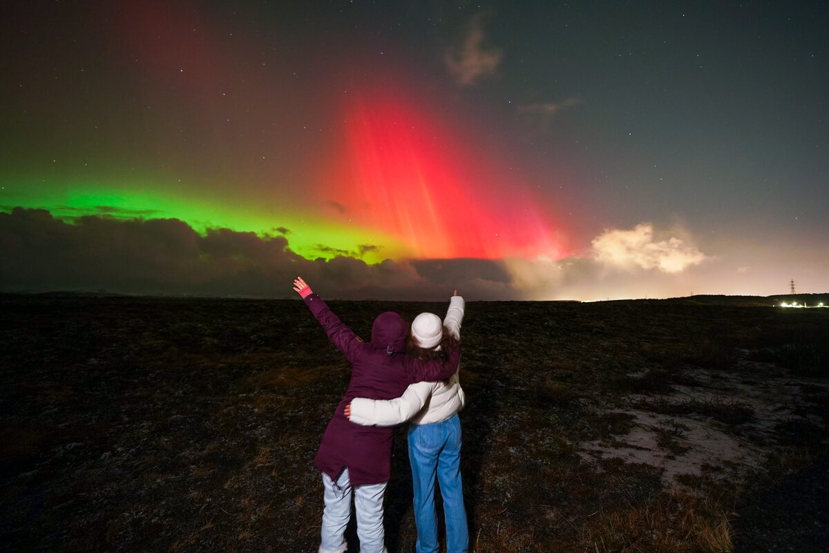 Aurora hunt with campfire, thermal suits & marshmallows — photo 13