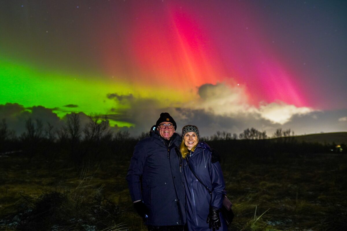 Aurora hunt with campfire, thermal suits & marshmallows — photo 10