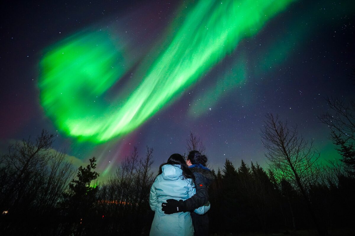 Aurora hunt with campfire, thermal suits & marshmallows — photo 7