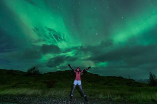 Northern Lights in Mini Bus with Local Pastries, Hot Chocolate, and Photos — photo 5
